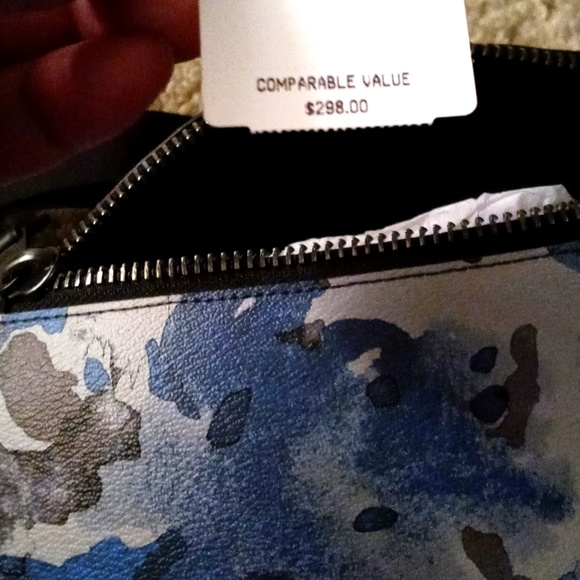 😎 Flowers,Blue Coach Fannie Pouch! Perfect for work or play 🎮 - Picture 5 of 6